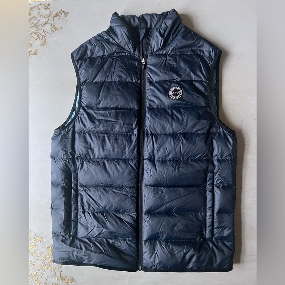 Abercrombie & Fitch Men’s lightweight quilted navy vest-NWT